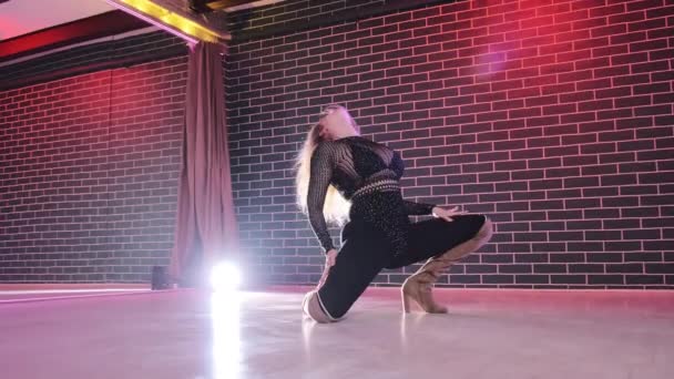 Blondine Vrouw Toont Gevoelens Tijdens Erotische Dans Nachtclub Podium Aantrekkelijke — Stockvideo