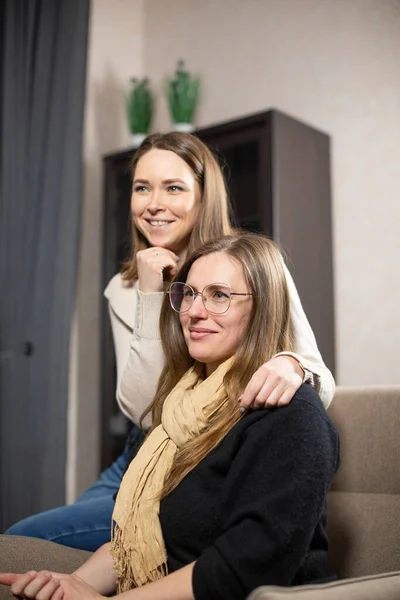 快乐的同性恋夫妇对有效的心理治疗感到满意 女人笑着抱着戴眼镜的女朋友 — 图库照片
