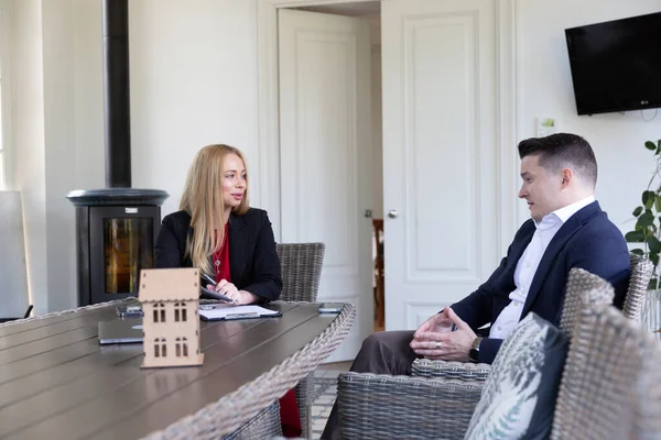 Blonde Immobilienmaklerin Spricht Mit Männlichem Klienten Über Zukünftige Hausvorlieben Makler — Stockfoto