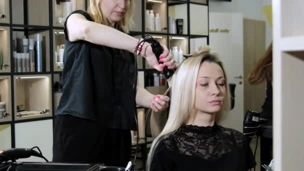 Kobieta Stylista Robi Trwałą Skręcając Blond Farbowane Pasma Włosów Wokół — Wideo stockowe