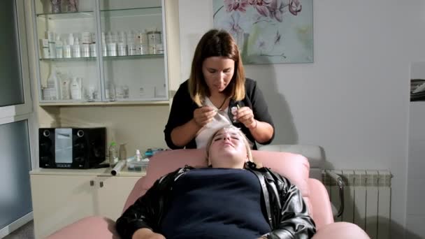 Master Prepares Lamination Procedure Applying Paste Micro Brush Client Eyebrows — Stock Video