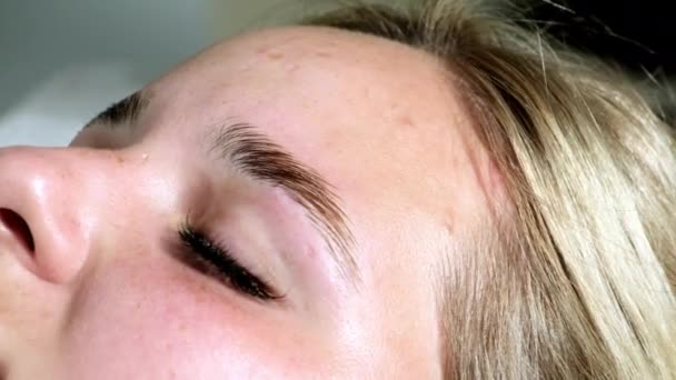 Sarışın Kadın Güzellik Salonunda Kaş Kaplama Ameliyatını Bekliyor Kapalı Gözlü — Stok video