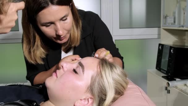Uzman Gözleri Kapalı Sarışın Bayan Müşteriler Için Kaş Kaplaması Yapıyor — Stok video