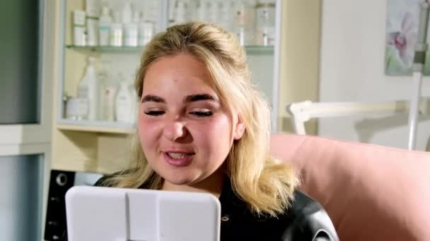 Nöjd Blond Kvinna Tittar Resultatet Brynlaminering Spegeln Glad Kvinnlig Klient — Stockvideo