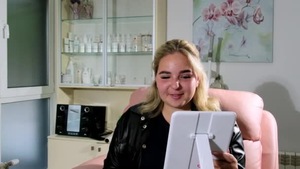 Щаслива Жінка Дивиться Брови Дзеркало Після Професійного Ламінування Блондинка Клієнт — стокове відео