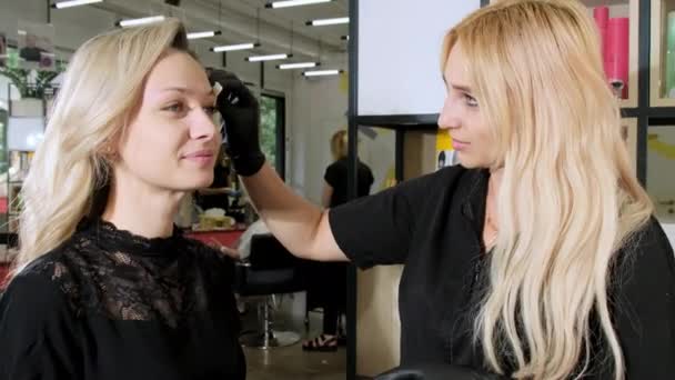 Blonde Master Wischt Augenbrauen Weiblicher Kunden Vor Dem Laminieren Mit — Stockvideo