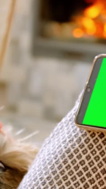 Žena Sleduje Filmy Mobilním Telefonu Jak Sedí Gauči Obývacím Pokoji — Stock video