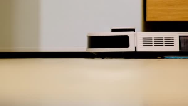 Футуристичний Робот Пилосос Зменшує Пил Квартирі Сучасний Пристрій Очищає Ламіновану — стокове відео