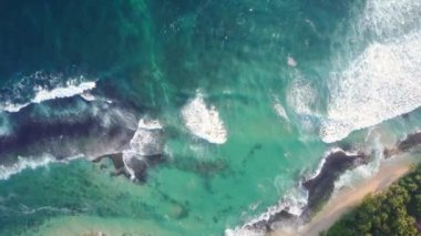 Kıyıda dalgaların yavaşça çarptığı deniz kıyısı manzarası. Sıcak hava manzarasında doğal güzelliği gören barış kavramı