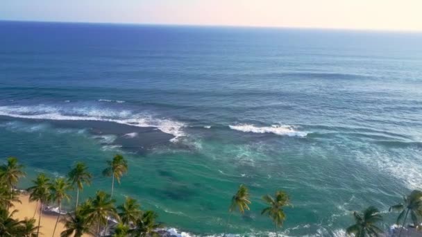 Las Aguas Profundas Del Océano Azul Cubren Playa Arena Con — Vídeos de Stock