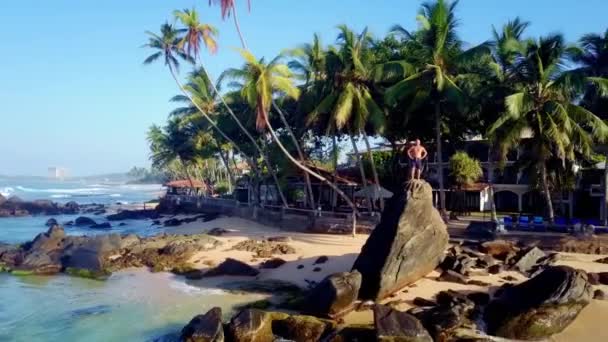Hombre Descanso Turista Encuentra Roca Playa Bañado Por Olas Azules — Vídeos de Stock