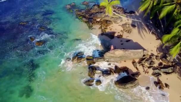 Onde Lisce Lavano Rocce Spiaggia Sabbiosa Con Turista Concetto Paradiso — Video Stock