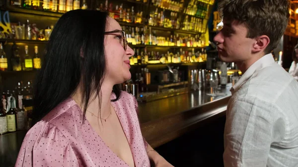 Sevimli Bir Çift Muhabbet Sırasında Bar Tezgahında Oturur Gençler Romantik — Stok fotoğraf