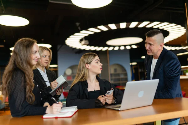 Business People Listen Expert Explaining Market Trends Current Project Team — Stock Photo, Image