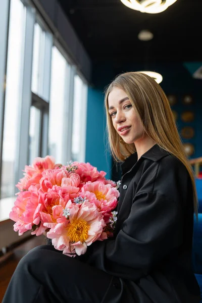여자는 회사를 선물로 꽃다발 배열을 받는다 금발의 직원은 콘텐츠 표현과 로열티 프리 스톡 이미지