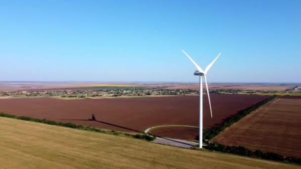 Éolienne Produit Électricité Station Rurale Campagne Énorme Hélice Turbine Tourne — Video