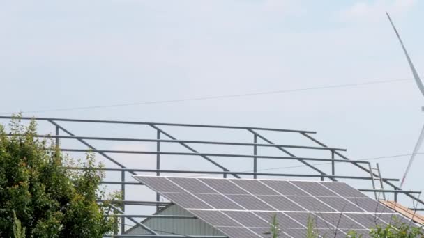 Turbina Wiatrowa Pracuje Ogniwami Słonecznymi Konstrukcji Metalowej Dachu Domu Panele — Wideo stockowe