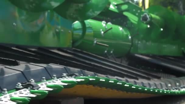 Caterpillar Και Ιμάντα Μεταφοράς Του Συνδυάζουν Συγκομιδής Στο Διάδρομο Του — Αρχείο Βίντεο