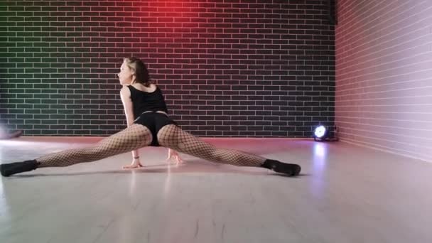 Νεαρή Γυναίκα Καλσόν Διχτυού Κάνει Split Στο Club Σκηνή Πίσω — Αρχείο Βίντεο