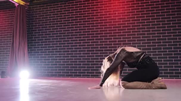 Приваблива Жінка Чорному Сексуальному Костюмі Виконує Спокусливий Танець Шоу Дорослих — стокове відео