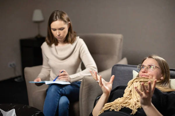 Female Psychologist Carefully Examines Client Stress Situations Tries Find Solution — Stock Photo, Image