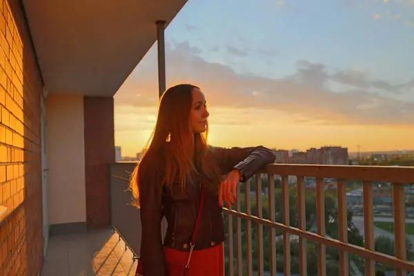 Woman Long Loose Hair Enjoys Looking Evening City Balcony High — Stock Photo, Image