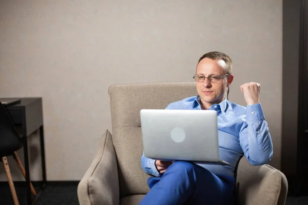 Psycholog Firmy Siedzącej Szarym Fotelu Patrzącej Ekran Laptopa Zajęty Człowiek Zdjęcia Stockowe bez tantiem