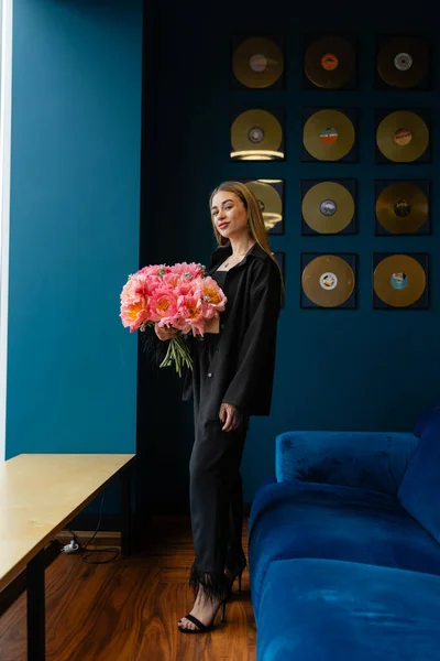 Kobieta Przynosi Układ Kwiatów Aby Dodać Trochę Natury Koloru Biura Obraz Stockowy