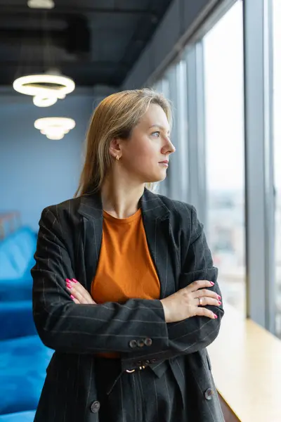 Blond Vrouwelijk Ondernemer Staan Met Gekruiste Armen Corporate Office Jonge Stockafbeelding