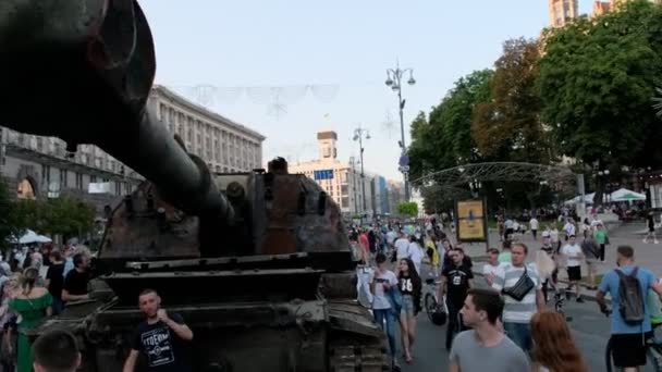 Kyiv Ukraine Août 2022 Des Gens Marchent Près Réservoir Russe — Video
