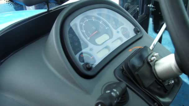 Instrumentpanel Och Ratt Traktorhytt Som Exponeras Återförsäljarnärbild Utrustning För Effektiva — Stockvideo