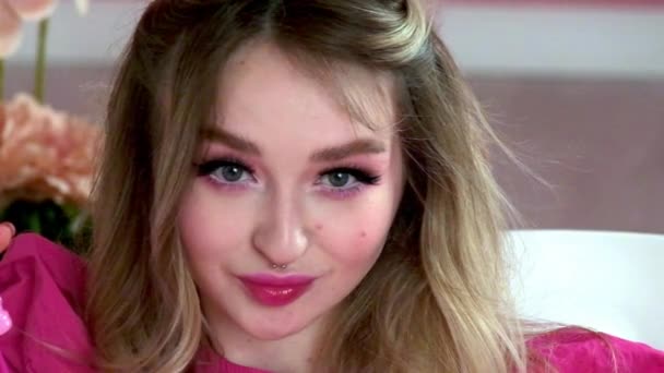 Blonde Junge Frau Mit Lebhaftem Make Pinkfarbener Kleidung Hält Flasche — Stockvideo