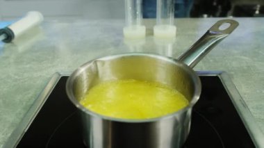 Sobada meyve suyu ve çeşnili baharat karışımı var. Moleküler mutfak malzemelerinin hazırlanması