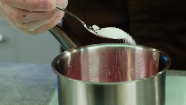 Culinaire Ajoute Sucre Dans Une Casserole Remplie Jus Betterave Aide — Video
