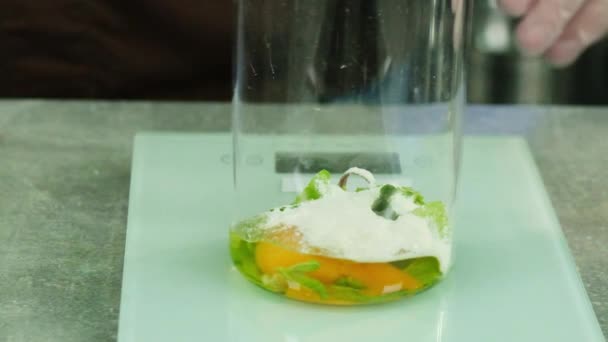 Yumurta Ispanak Karışımı Şeffaf Cam Sürahi Içine Yerleştirilmiş Kalınlaştırıcı Malzeme — Stok video