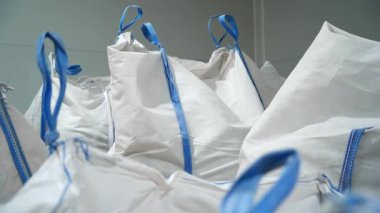 Geri dönüşümlü plastik malzemelerle dolu büyük plastik torbalar. Depodaki torbalar arasında kimyasal maddeler ve gübreler de yer alıyor.