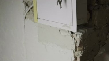 İnşaat sırasında pürüzlü duvar kenarları ve yapısal detaylar. Erkek sıvacı yenileme sırasında duvardaki alçıyı düzleştirir