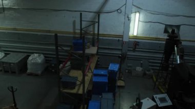 Çiğ kahve çekirdeklerini ayıklamak ve işlemek için ekipmanla dolu boş fabrika önermesi. Kahve işleme fabrikasının geniş bir mağazası.