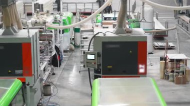 Otomatik sistem modern endüstriyel atölyede sıcak mikro plastiği karıştırıyor. Özel oda, PVC üretim hattında ekstrüzyon için malzeme hazırlıyor