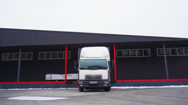 Kamyon, PVC profil üretim tesisi rampasında yükleme için bekliyor. Modern araçlı iş müşterilerine plastik ürünlerin teslimatı