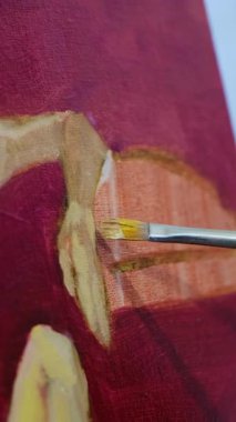 Yaratıcı, mankenin figür bileği üzerinde çalışmasını resmeder. Profesyonel araç renklendirme malzemesi ile fırça ve çarşaf yüzeyi kullanır