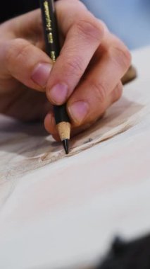 Uzmanlık alanı çizim tekniği kullanarak kağıt üzerinde siluet yaratıyor. Sanatçı manken resmi oluşturur ve yaratıcı stüdyoda çalışan bir kalem tutar.