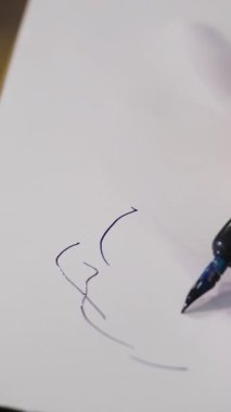 Uzman, derin bir kalem tutuyor ve yüzeydeki figürün resmini oluşturuyor. Sanatçı resim dersi sırasında özel mürekkep boyama tekniği ve bilenme becerisi kullanır.