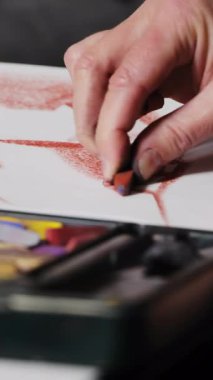 Sanatçı stüdyoda manken çizimi yapmak için pastel renkler kullanır. Uzman kuru pigment tekniğini kullanır ve maddeyi geniş katman yüzeyine yayar