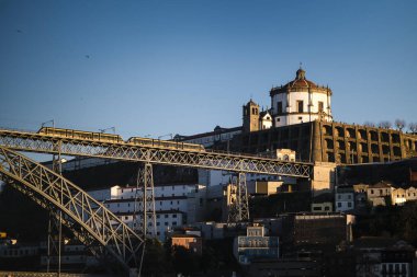 Porto, Portekiz 'in tarihi bölgesinde Dom Luis Köprüsü manzarası.