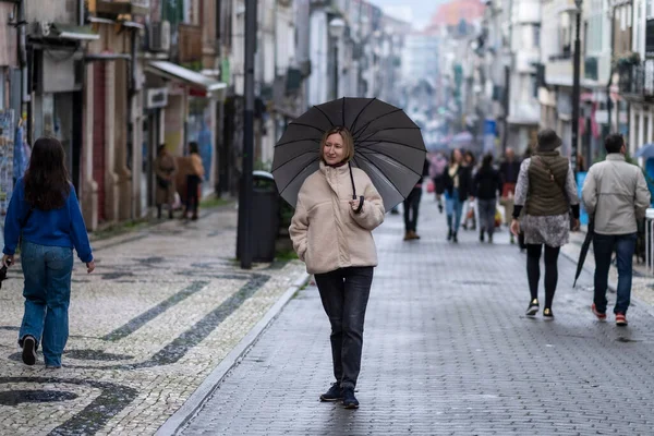 Μια Γυναίκα Ομπρέλα Στον Κεντρικό Δρόμο Santa Catarina Στο Πόρτο — Φωτογραφία Αρχείου