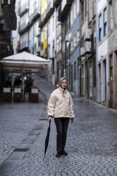 Eine Frau Mit Regenschirm Schlendert Durch Die Innenstadt Von Porto — Stockfoto