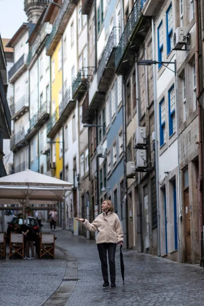 Kvinna Med Ett Paraply Smala Gatorna Porto Centrum Portugal — Stockfoto