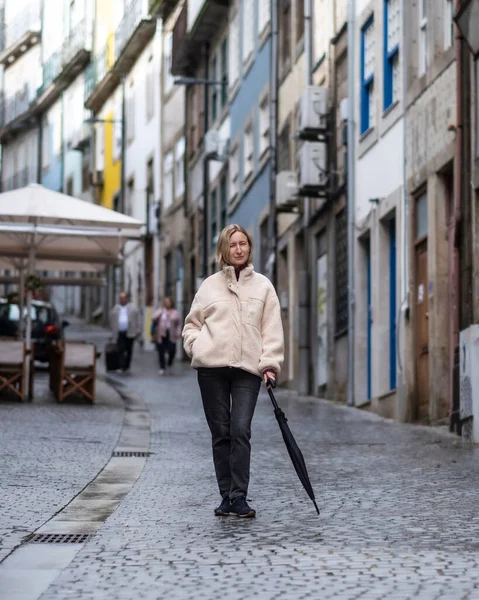 波尔图葡萄牙波尔图的一条狭窄街道上 一个带着雨伞的女人 — 图库照片