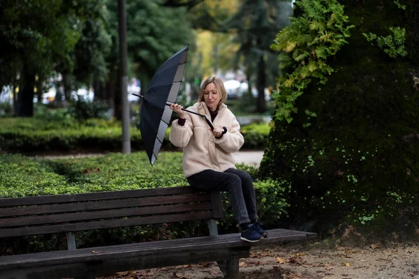 Женщина Сидит Скамейке Парке Зонтик Сломался Дождливую Погоду — стоковое фото